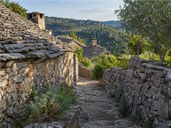 Entre les toits de lauzes, des sentiers flanqués de pierres,