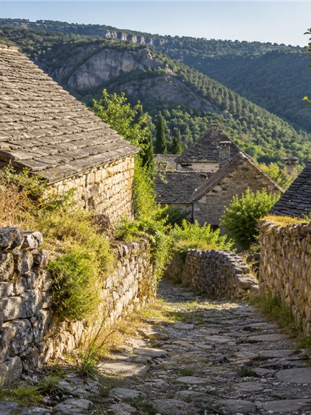 Entre les toits de lauzes, des sentiers flanqués de pierres,