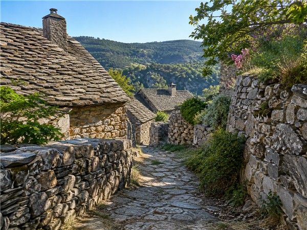 Entre les toits de lauzes, des sentiers flanqués de pierres,