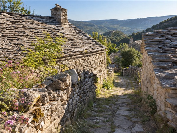 Entre les toits de lauzes, des sentiers flanqués de pierres,