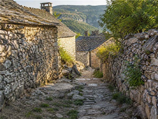 Entre les toits de lauzes, des sentiers flanqués de pierres,