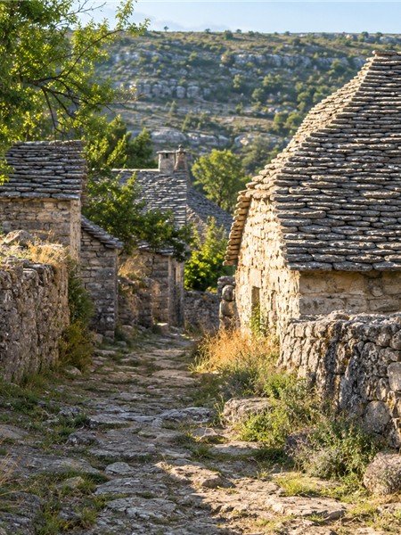 Entre les toits de lauzes, des sentiers flanqués de pierres,