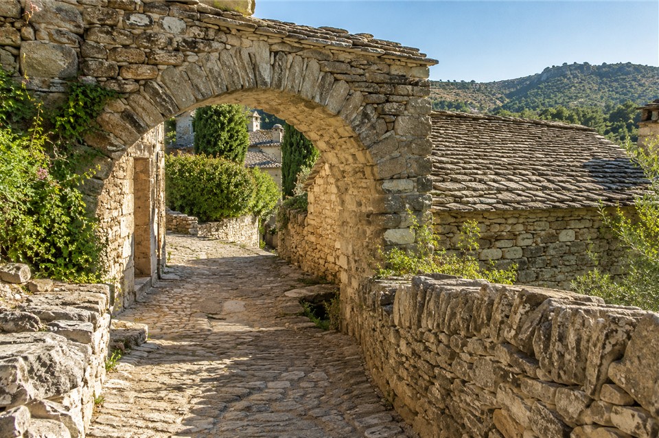 Entre les toits de lauzes, des sentiers flanqués de pierres,
